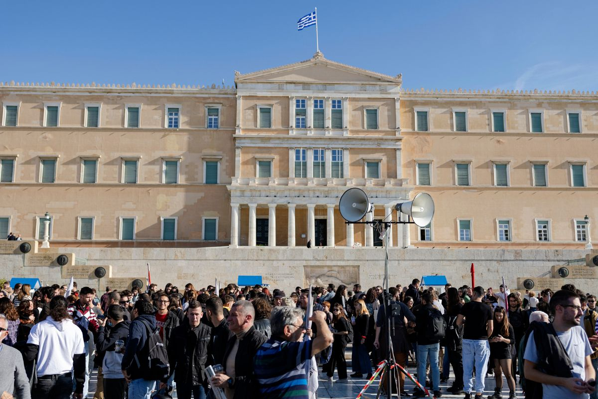 Ευρωβαρόμετρο: Λιγότεροι από τους μισούς Έλληνες υποστηρίζουν τη στάση της Ευρώπης για την Ουκρανία