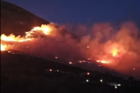 Μαίνεται η φωτιά στην Ανατολική Μάνη - Δύσκολη νύχτα στη Μίνα Οιτύλου (Βίντεο)