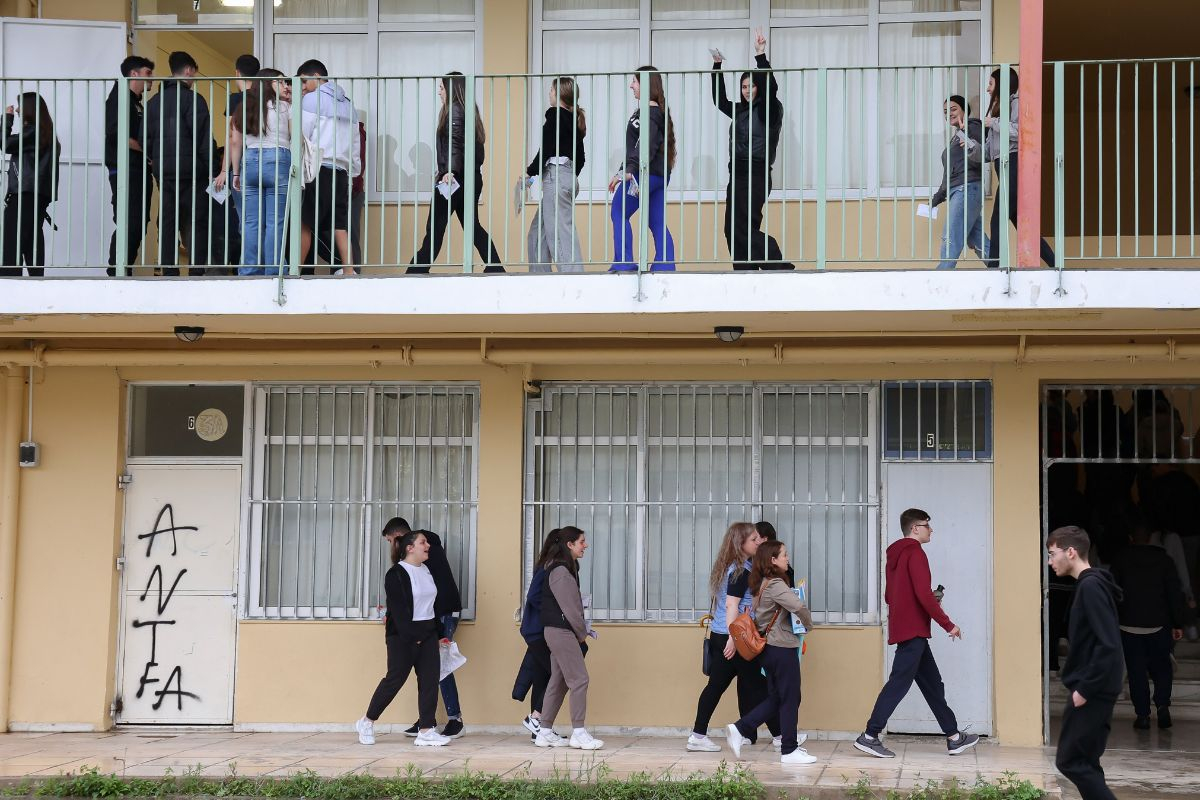 Με Νέα Ελληνικά - Έκθεση ξεκινούν σήμερα οι Πανελλήνιες 2024 για τα ΕΠΑΛ