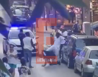 Άγριο περιστατικό ξυλοδαρμού αστυνομικού από αλλοδαπό στο κέντρο της Αθήνας – Δείτε βίντεο