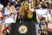 «Είμαι εδώ ως μητέρα» – Η σπάνια εμφάνιση της Beyoncé δίπλα στην Κάμαλα Χάρις στο Χιούστον