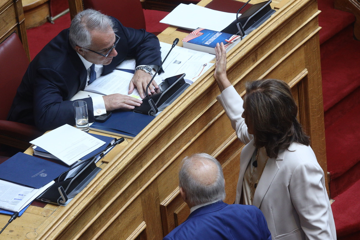 Χαμογελαστή στη Βουλή μετά το ατύχημα η Ντόρα Μπακογιάννη (Φωτογραφία)