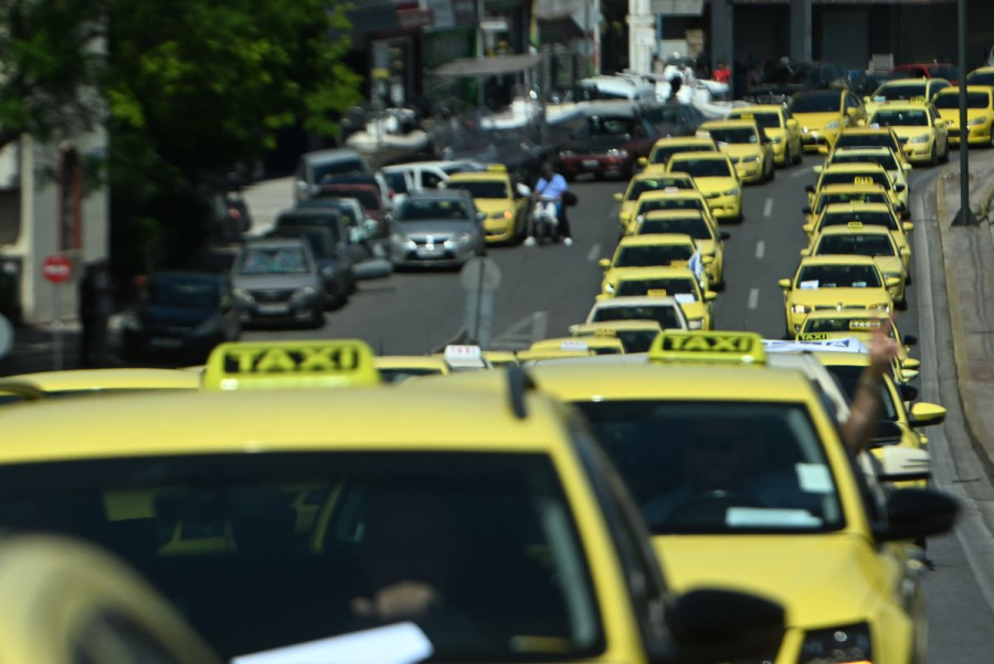 Υπ. Οικονομίας: Υποχρεωτικά τα POS στα ταξί, πρόστιμο 1.000 στους παραβάτες