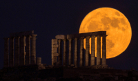 Πανσέληνος Ιουνίου: Εντυπωσιακό timelapse βίντεο από το «Φεγγάρι της Φράουλας» στο Σούνιο