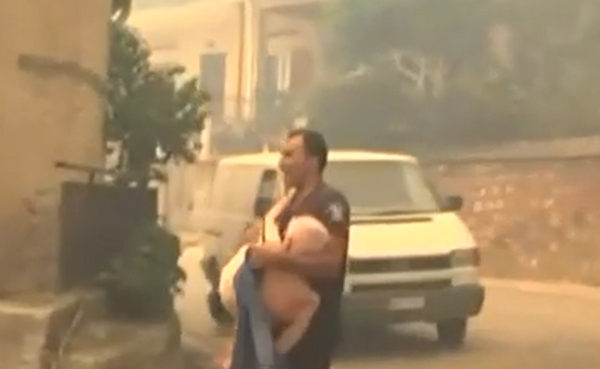 Φωτιά στην Πάτρα: Αστυνομικός παίρνει αγκαλιά ηλικιωμένο για να τον σώσει - Συγκλονιστικό βίντεο