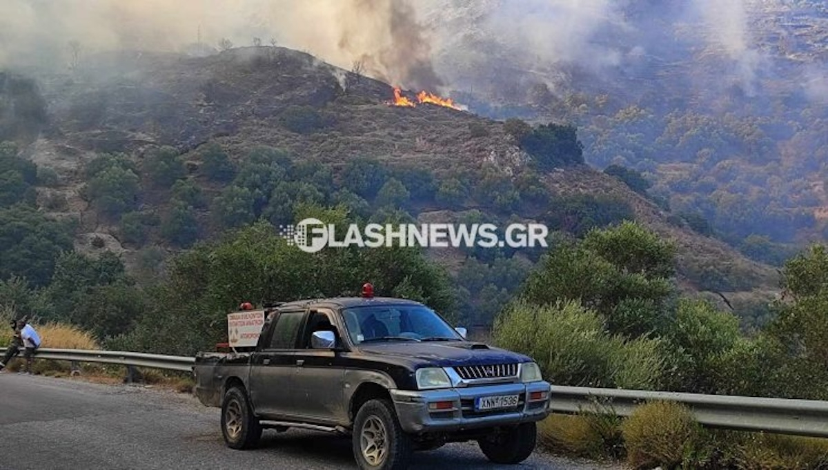 Μάχη με τις φλόγες στα Χανιά - Πολλές διάσπαρτες εστίες και ισχυροί άνεμοι στην περιοχή