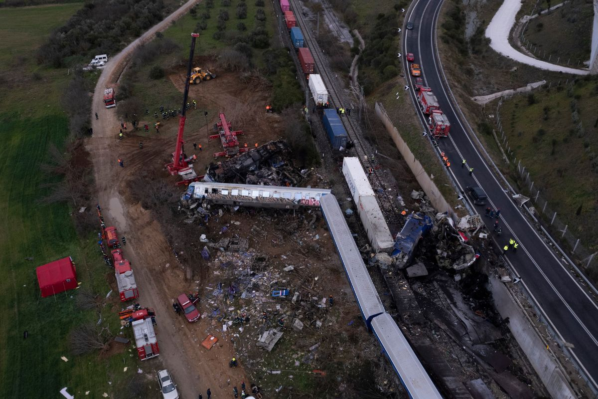 LIVE - Σύγκρουση τρένων στα Τέμπη: Ασύλληπτη τραγωδία με 32 νεκρούς - 4 γερανοί σηκώνουν τα καταπλακωμένα βαγόνια