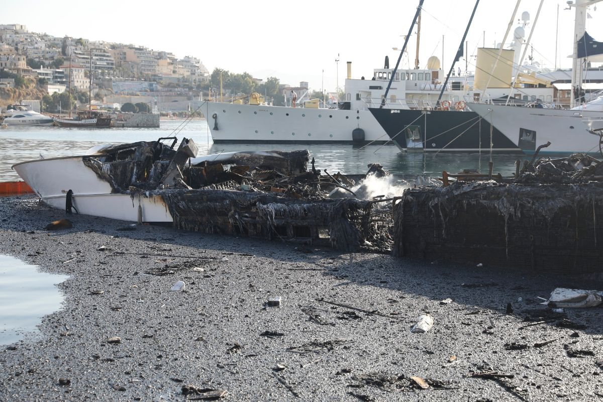 Απίστευτες εικόνες στη Μαρίνα Ζέας: Έλιωσαν και βυθίστηκαν γιοτ από τη φωτιά - Πλωτό φράγμα για τη μόλυνση