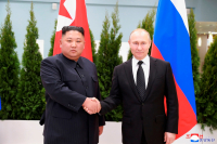 Ο Πούτιν στη Βόρεια Κορέα: Με διθυράμβους και σημαιοστολισμούς τον υποδέχεται ο Κιμ