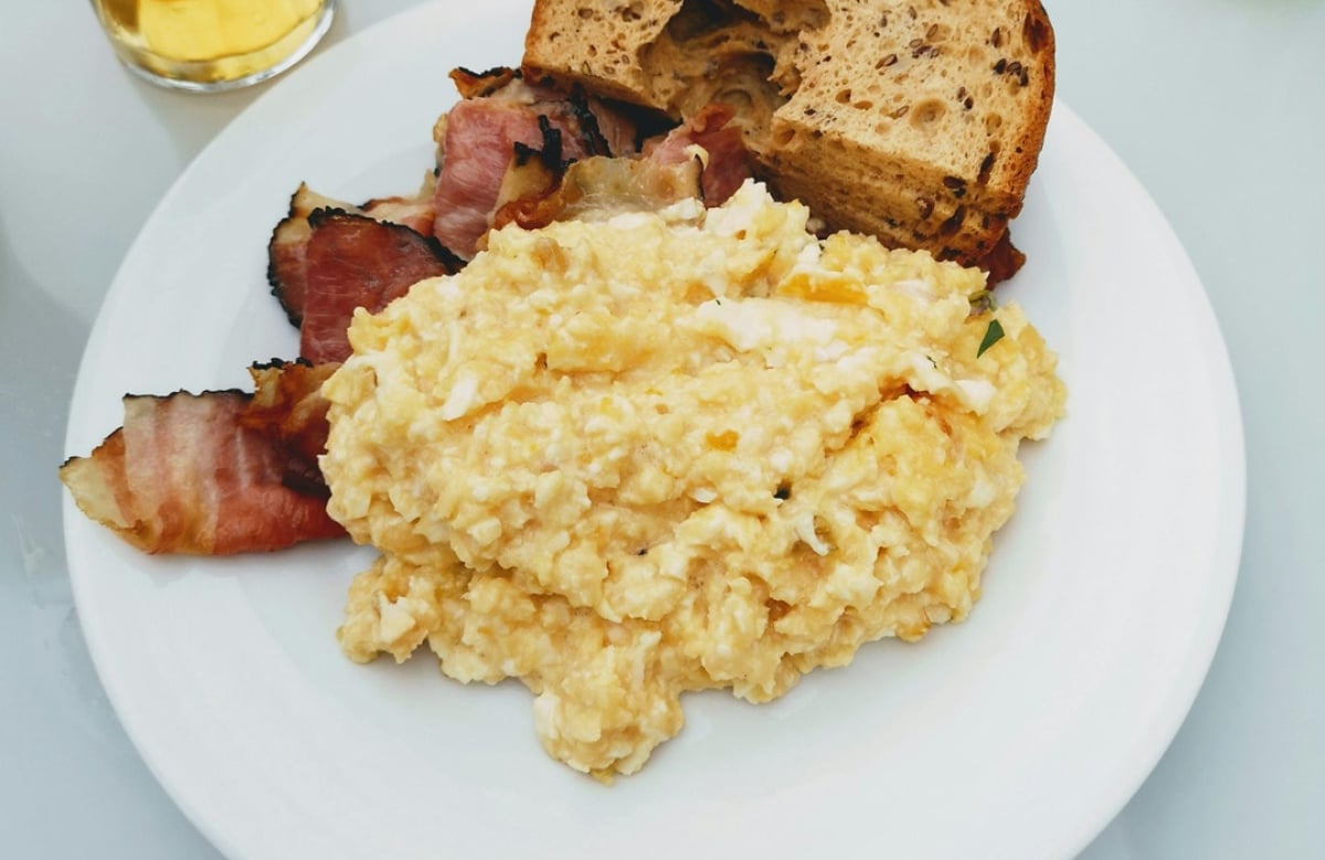 Το μυστικό για τέλεια scrambled eggs από τον celebrity chef Iain Huey Hewitson