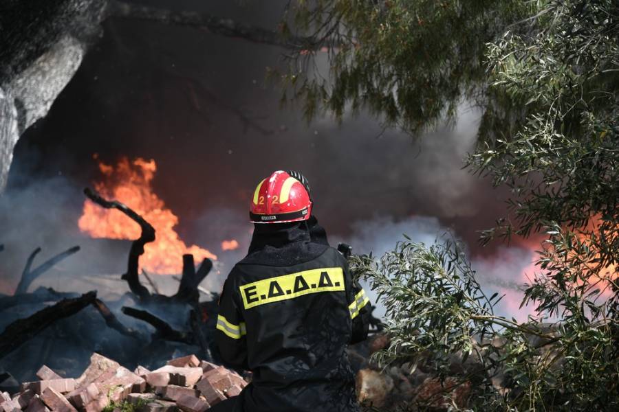 Φωτιά στα Μέγαρα - Μεγάλη κινητοποίηση της Πυροσβεστικής