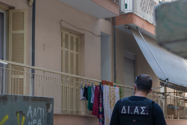 Σοκαριστικό επεισόδιο στη Θεσσαλονίκη: Τέσσερις άνδρες πέταξαν από μπαλκόνι 52χρονο