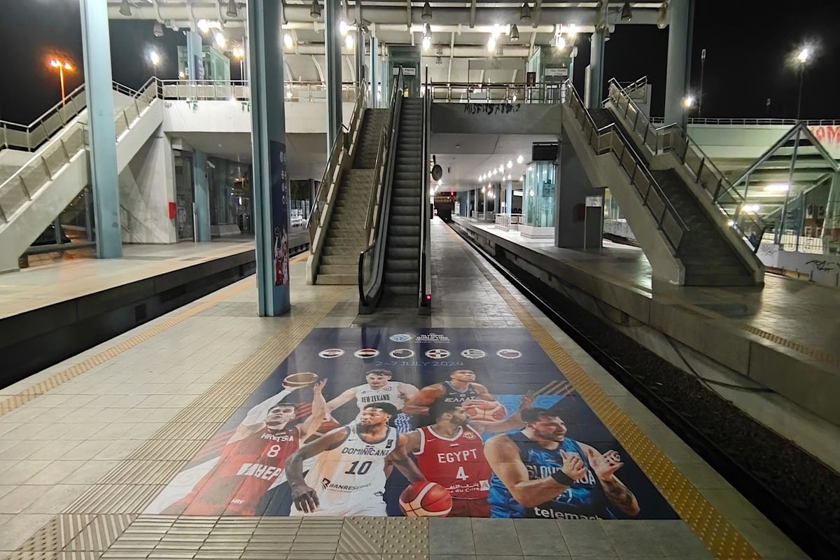 Μπάσκετ: Στα χρώματα του προολυμπιακού τουρνουά ντύθηκε ο σταθμός του Μετρό «Φάληρο»
