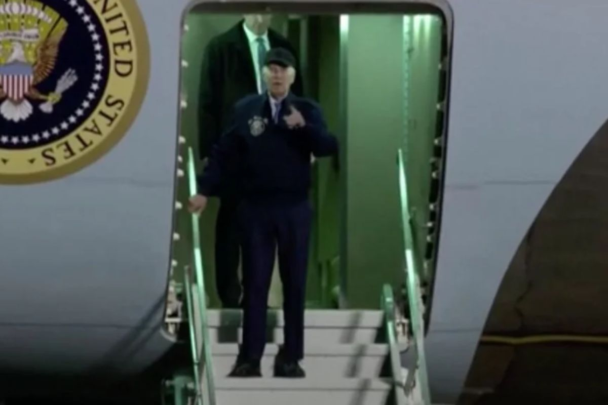 Ο Τζο Μπάιντεν βγαίνει με δυσκολία από το Air Force One μετά τη διάγνωσή του με Covid-19 (Βίντεο)