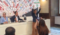 Ιταλία: Υποψήφια ευρωβουλευτής διέκοψε τον Σαλβίνι και του έδωσε γλαστράκι με κάνναβη