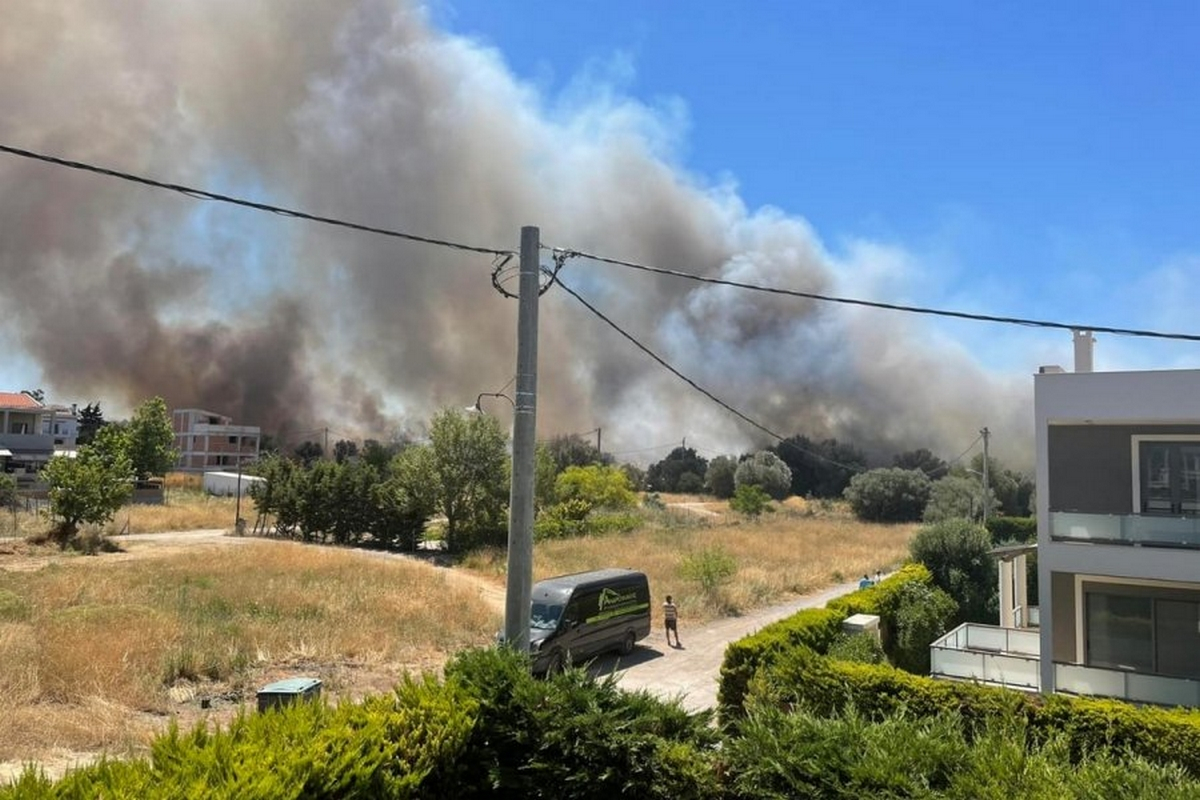 Υπό μερικό έλεγχο η φωτιά στην Κηφισιά