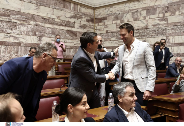 Ομίλια Κασσελάκη στους βουλευτές του ΣΥΡΙΖΑ: Η γαλαρία, τα χαμόγελα και η χειραψία με Τσίπρα (Εικόνες)
