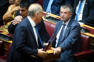 Βελόπουλος στη Βουλή: «Ο Σαράκης πήρε 30 εκατ. ευρώ για τη Novartis» - Η απάντηση του πρώην βουλευτή του