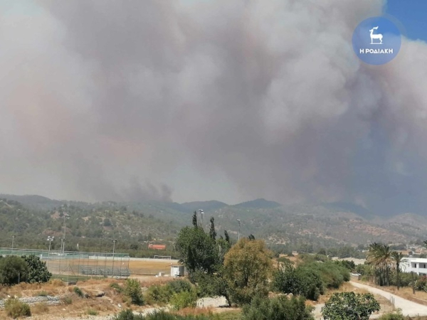 Φωτιά στη Ρόδο: Εκκενώνονται τα χωριά Λάρδος και Πυλώνας