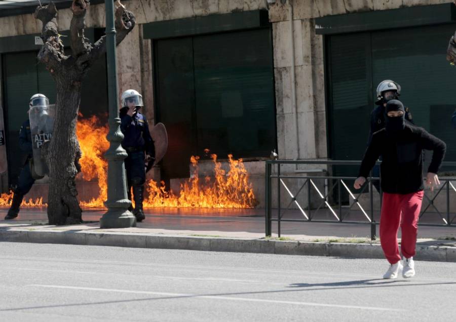 Μολότοφ στο μαθητικό συλλαλητήριο της Αθήνας