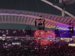 Η έκπληξη των Coldplay στο ελληνικό κοινό - Ανέβασαν στη σκηνή Έλληνα τραγουδιστή (βίντεο)