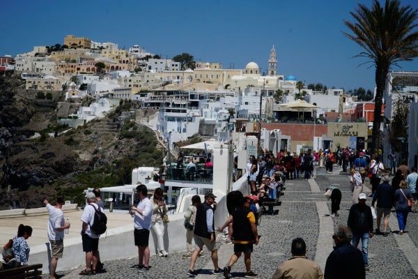 Ασφυξία στο πιο «ινσταγκραμικό νησί» της Ελλάδας: Το αποκαλυπτικό ρεπορτάζ του AFP για τη Σαντορίνη
