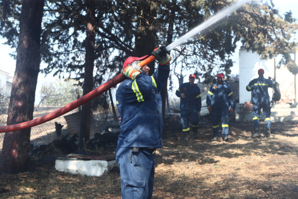 Φωτιά στο Τρίλοφο Θεσσαλονίκης: Ένας πυροσβέστης στο νοσοκομείο με αναπνευστικά προβλήματα