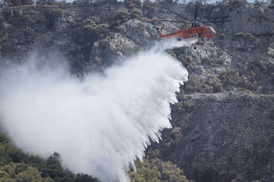 Σε εξέλιξη η φωτιά στη Μάνη - Καίει σε διάσπαρτες εστίες