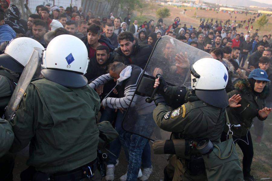 Για δεύτερη μέρα παραμένουν στα Διαβατά πρόσφυγες και μετανάστες