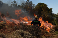 Φωτιά στην Άνω Ακριά στην Κρήτη: Μήνυμα του 112 για εκκένωση 4 περιοχών