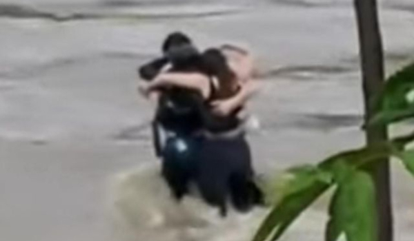H τελευταία αγκαλιά πριν τον θάνατο - Τρεις φίλοι παρασύρονται από χείμαρρο στην Ιταλία (Βίντεο)