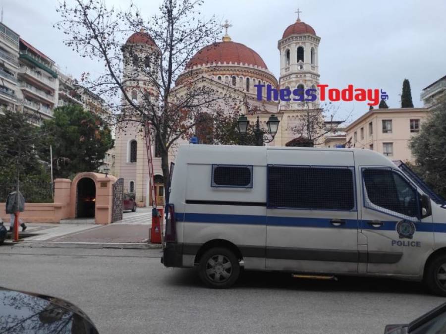 Φώτα: Κλούβα της ΕΛ.ΑΣ. έξω από τη Μητρόπολη Θεσσαλονίκης