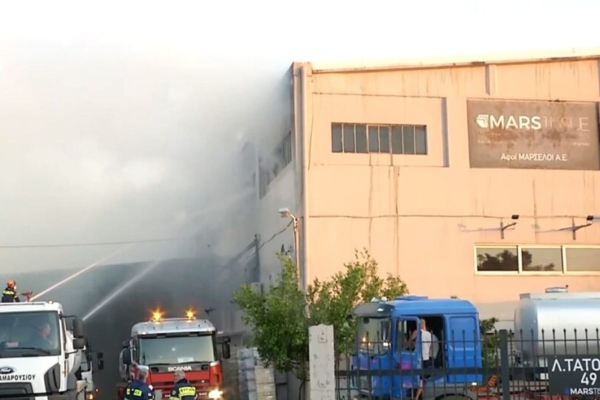 Φωτιά στις Αχαρνές: Μικρές εστίες, καμένα εργοστάσια και κλειστοί δρόμοι - Αποπνικτική η ατμόσφαιρα