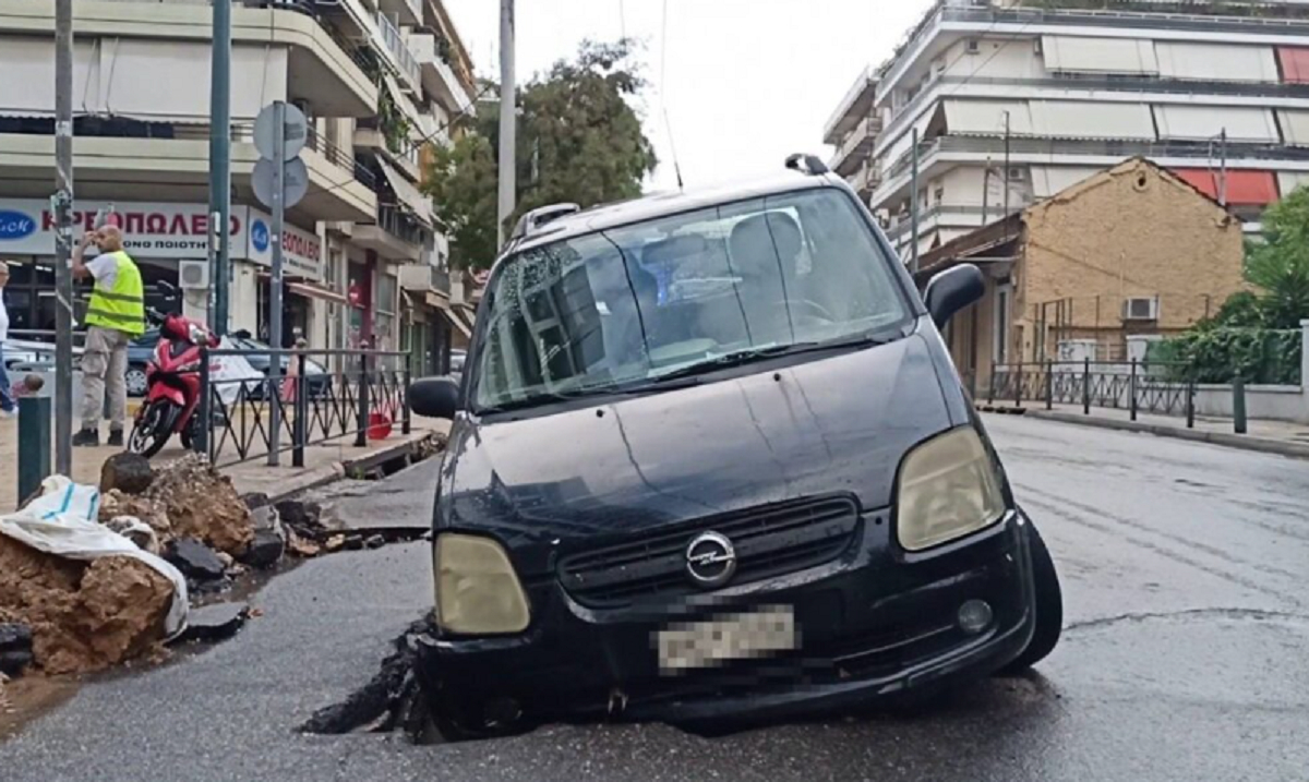 Κακοκαιρία στην Αθήνα: «Βούλιαξε» ο δρόμος στα Άνω Πατήσια - Πήρε μαζί του αυτοκίνητο