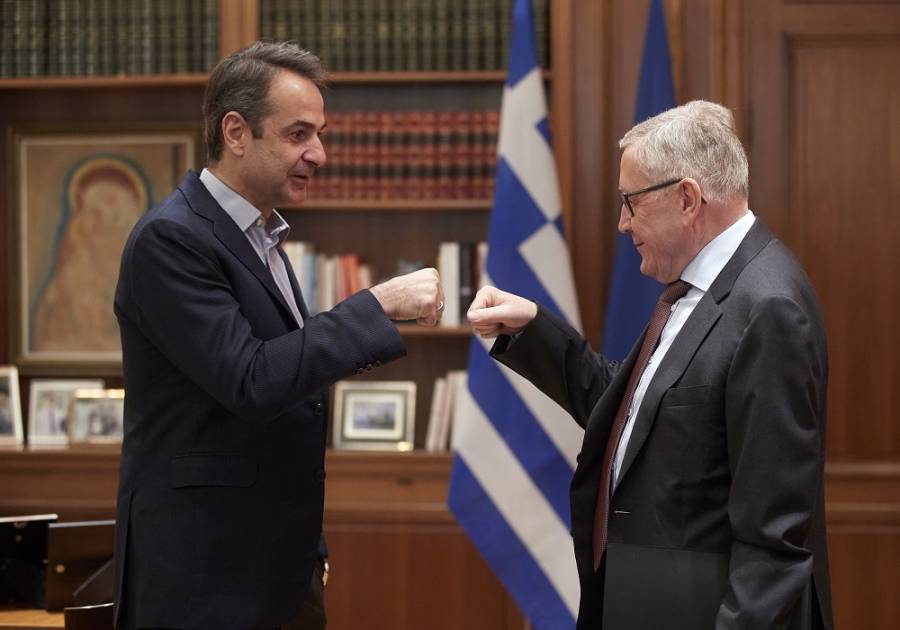 Συνάντηση Μητσοτάκη με Ρέγκλινγκ: Χαιρετισμός με γροθιές λόγω κορoνοϊού