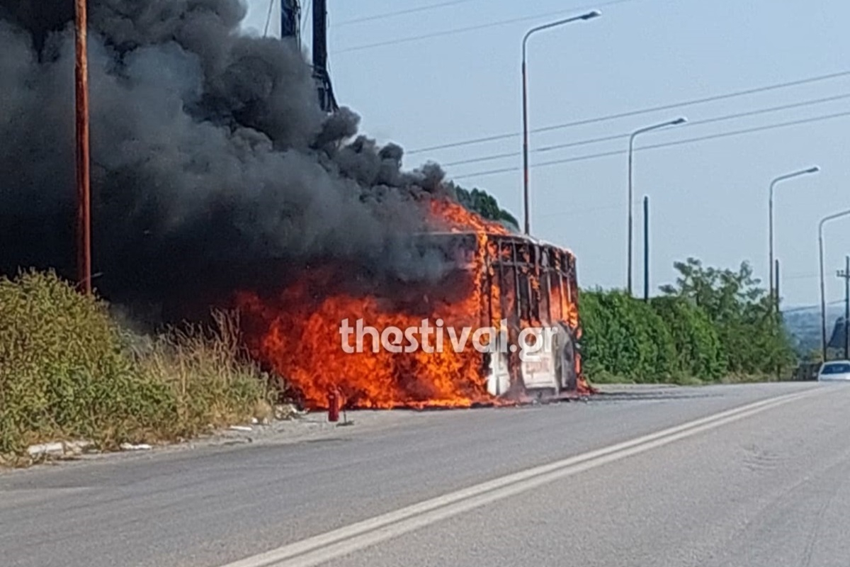 Φωτιά σε λεωφορείο των ΚΤΕΛ Θεσσαλονίκης (Εικόνες, Βίντεο)