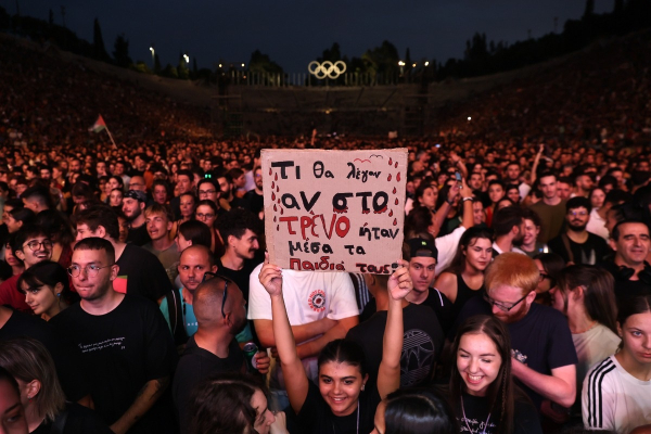 «Το έγκλημα αυτό δε θα ξεχαστεί» - Ράγισαν καρδιές στη συναυλία για τα Τέμπη στο Καλλιμάρμαρο (Εικόνες, Βίντεο)