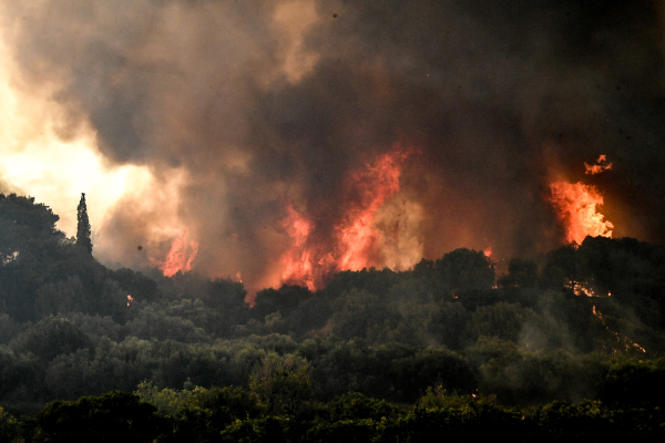 Εκτός ελέγχου η φωτιά στο Σοφικό Κορινθίας: Κινείται προς Επίδαυρο - Τρεις πυροσβέστες στο νοσοκομείο