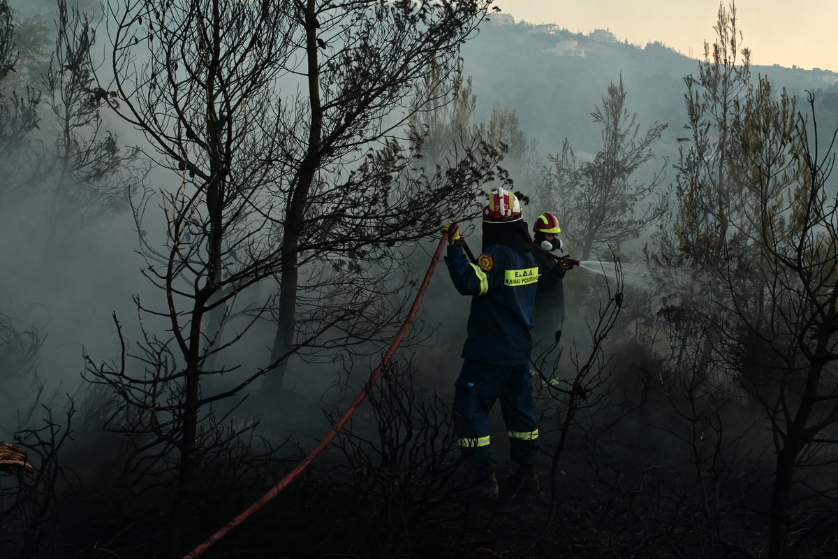 Φωτιά στη Σταμάτα: Τραυματίστηκε εθελοντής πυροσβέστης κατά τη διάρκεια της κατάσβεσης