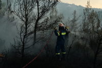 Φωτιά στη Σταμάτα: Τραυματίστηκε εθελοντής πυροσβέστης κατά τη διάρκεια της κατάσβεσης