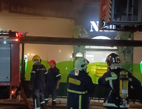 Μεγάλη φωτιά σε καφετέρια στην Κυψέλη: Επιχείρηση απεγκλωβισμού από πολυκατοικία (Βίντεο)