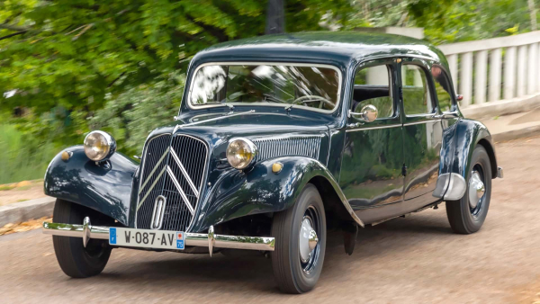 Citroen Traction Avant: Το πρώτο εμπροσθοκίνητο αυτοκίνητο μαζικής παραγωγής έγινε 90 ετών