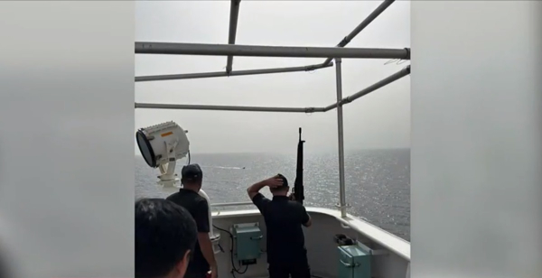 Βίντεο-ντοκουμέντο: Η στιγμή της επίθεσης από τους Χούθι σε ελληνόκτητο πλοίο - Τρόμος στο πλήρωμα
