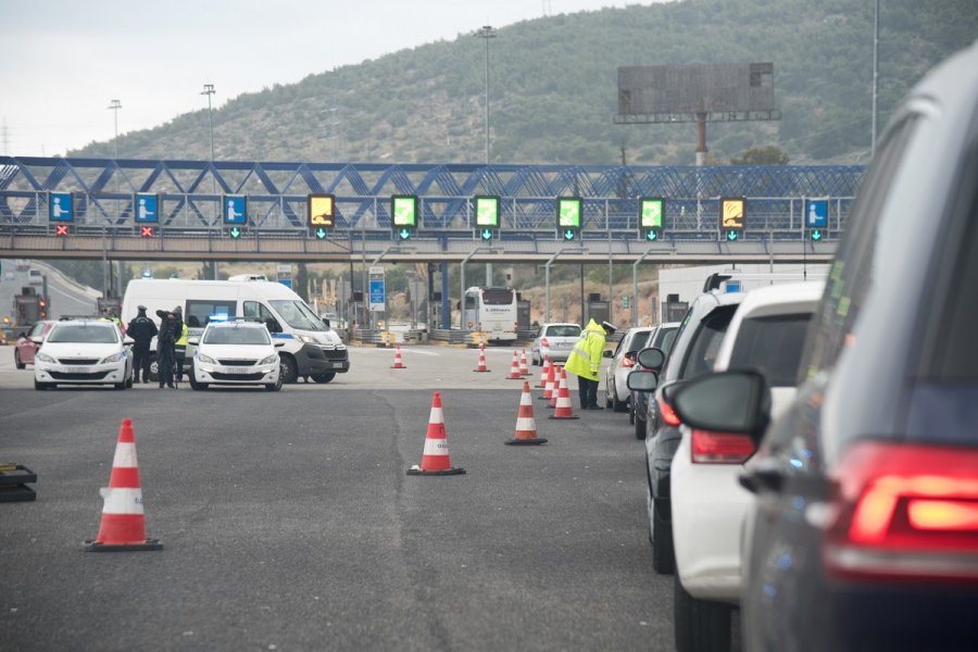 Νέα μέτρα: Μετακίνηση εκτός νομού στο τραπέζι - Κλειδώνουν οι μάσκες παντού