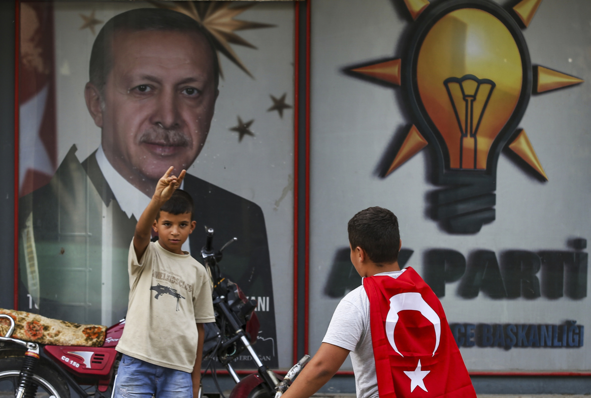 Θύελλα στη Γερμανία για χάρη του Ερντογάν: Δημοτικό συμβούλιο επέτρεψε τις αφίσες του AKP