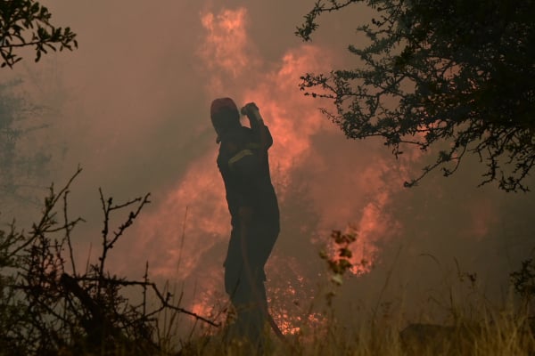 Μαίνεται η φωτιά στην Κορινθία: Συνεχίζει να καίει για τέταρτη ημέρα - Γιατί ξέφυγε το πύρινο μέτωπο