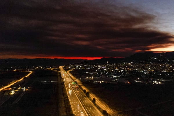 Φωτιά στην Κορινθία: Οι καπνοί κάλυψαν τον ουρανό της Αθήνας (Απόκοσμες εικόνες)