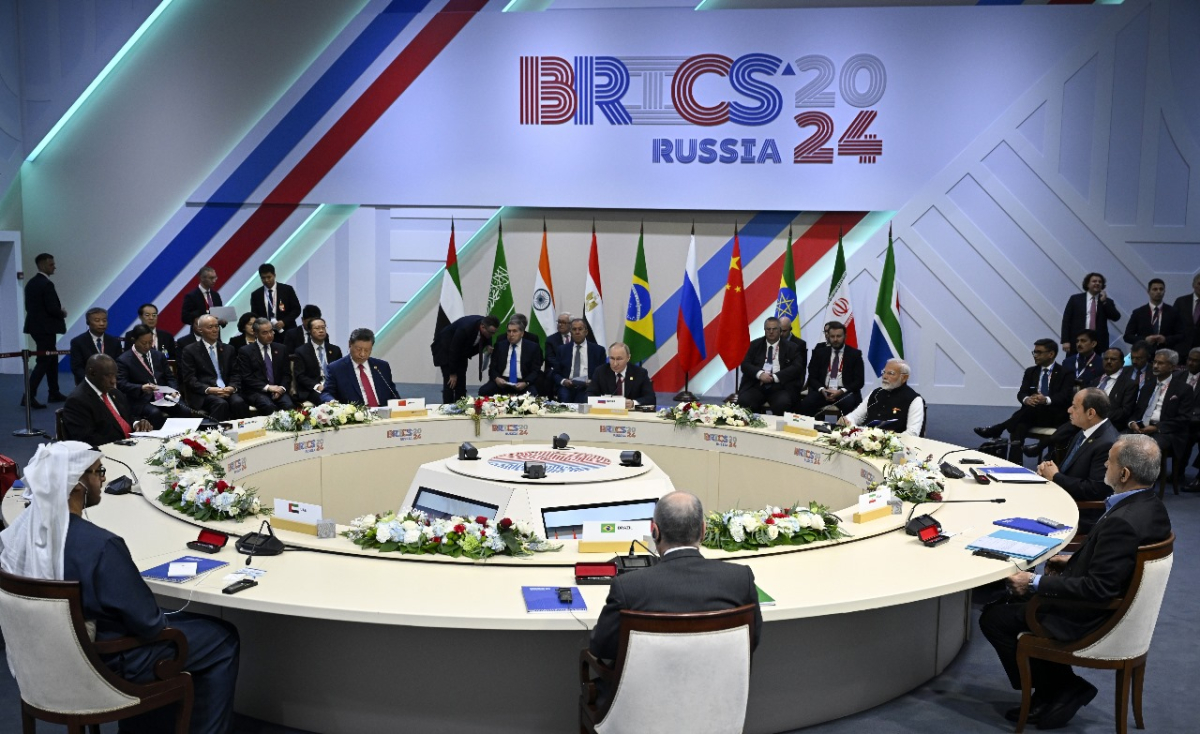 Δύο σύνοδοι, δυο κόσμοι: Οι BRICS στο Καζάν, το ΔΝΤ και η Παγκόσμια Τράπεζα στην Ουάσιγκτον