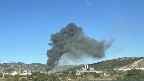 Φωτιά σε εργοστάσιο στο Βόλο - Οι πρώτες εικόνες από το σημείο