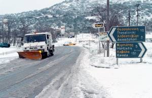 Τόνοι απορριμμάτων κατακλύζουν τη Θεσσαλονίκη λόγω χιονιά